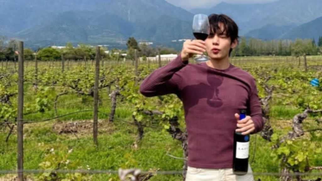 BTSのV、ズボンが土だらけに！？ファンに釈明も…お茶目な投稿が話題