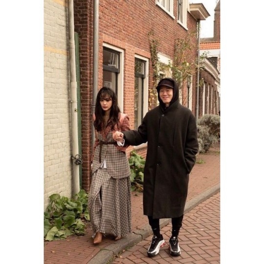 ユン スンア キム ムヨル夫婦 手を握って歩くツーショット写真公開 相変わらずラブラブ Kstyle