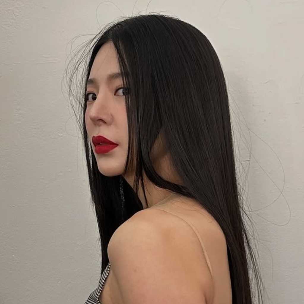 チャン・ジェイン、衝撃的な背中開きファッションを公開…大胆なコート姿で美脚も披露