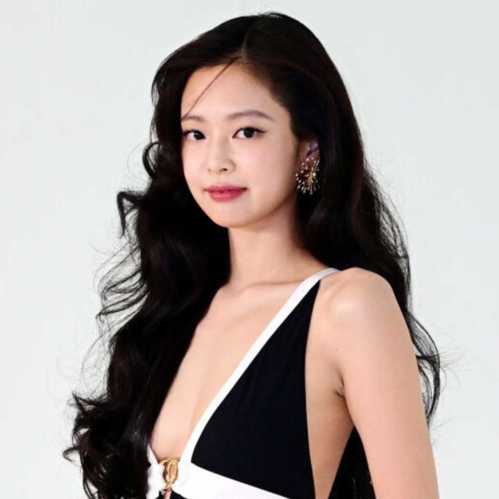 「BLACKPINK ジェニーとコーヒーを飲む」所属事務所を訪問した人気YouTuberに批判殺到・謝罪