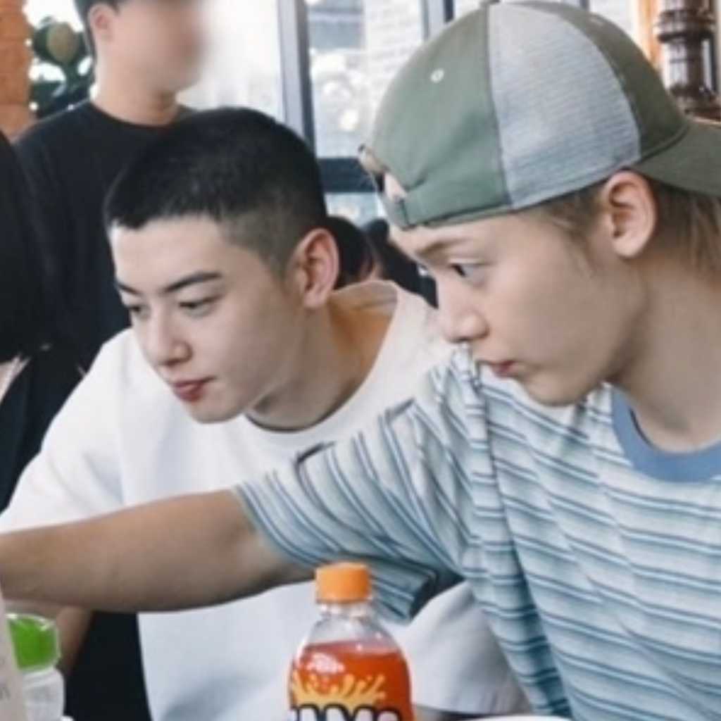 ASTRO ユンサナ、チャウヌの入隊現場の写真を公開…坊主頭を撫でる姿も