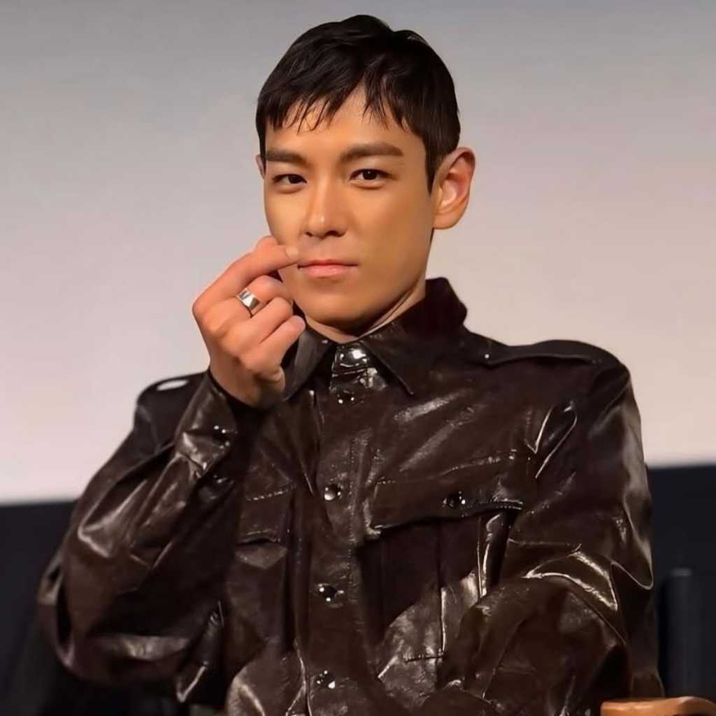 BIGBANG出身T․O․P、笑顔で指ハートも…「イカゲーム」共演者らとイベントに登場