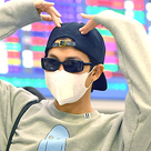 【PHOTO】BTS（防弾少年団）のRM、海外スケジュールを終えてアメリカから帰国…ハートポーズで挨拶