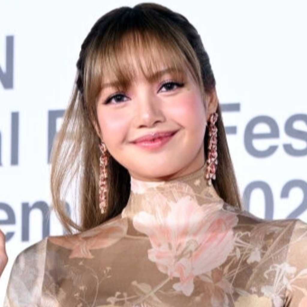 BLACKPINK リサ「第30回釜山国際映画祭」開幕式にサプライズ登場！大胆シルエットのドレス姿が話題に