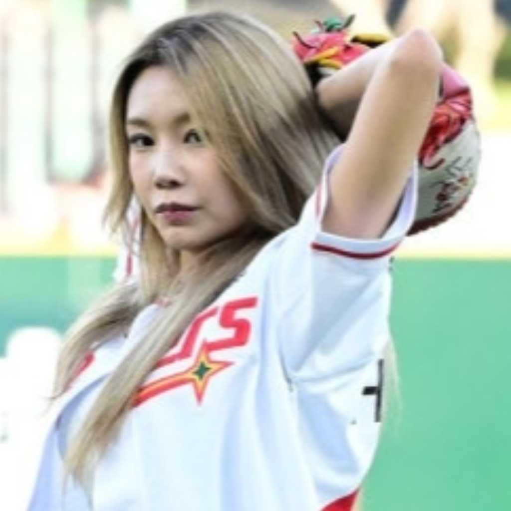 【PHOTO】MOMOLAND ヘビン、始球式に登場…力強い投球フォーム
