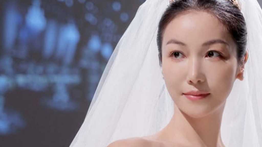 キム・オクビン、非公開で行われた結婚式の写真を公開…優雅なドレス姿が話題