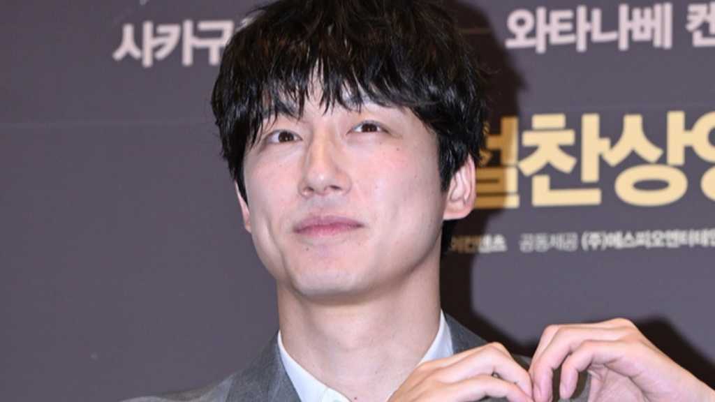 坂口健太郎、韓国での記者会見に登場…自身の人気に戸惑いも「理由が分からない」