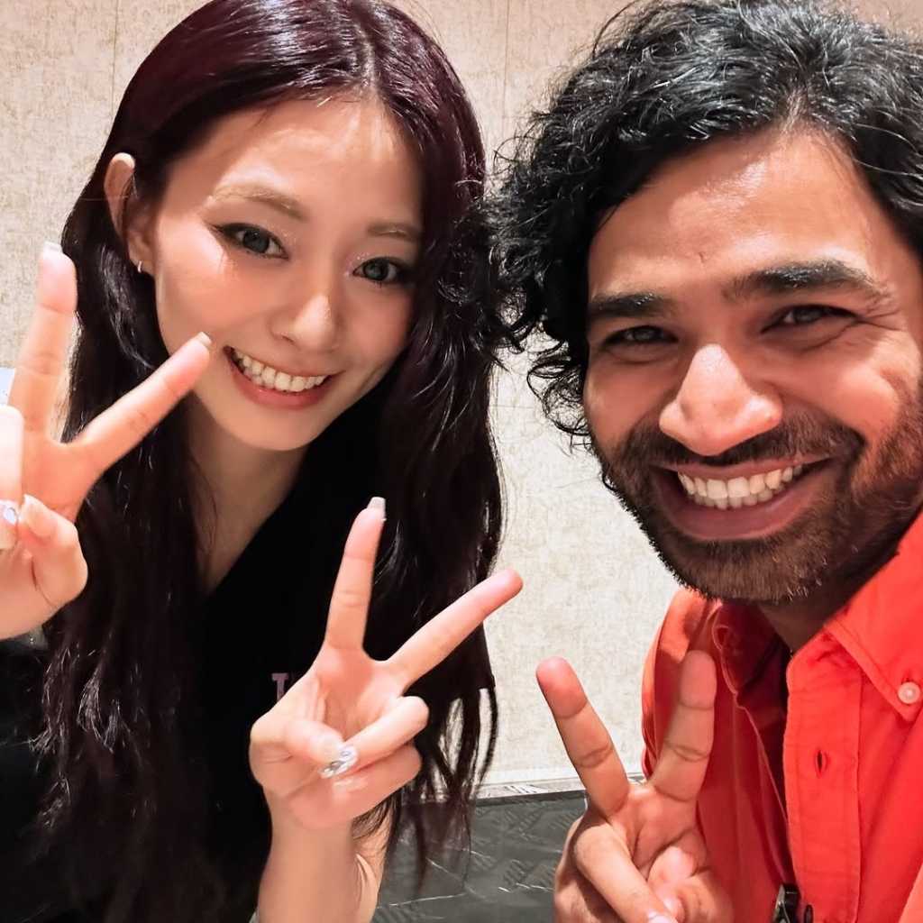 「イカゲーム」出演アヌパム・トリパシ、TWICE ツウィと2ショット！ファン心をアピール