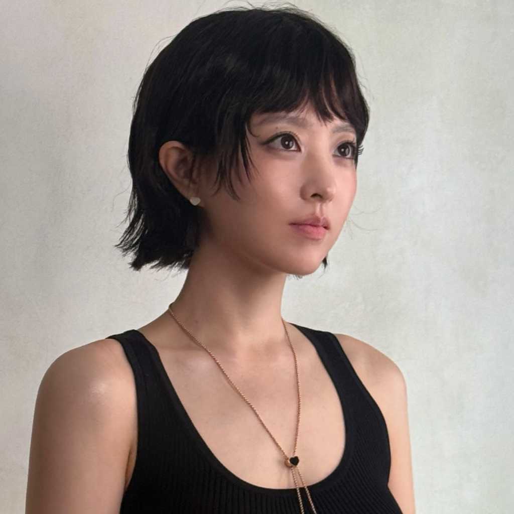 パク・ボヨン、ショートヘアに大胆イメチェン!ノースリーブ着用でシックなオーラ披露