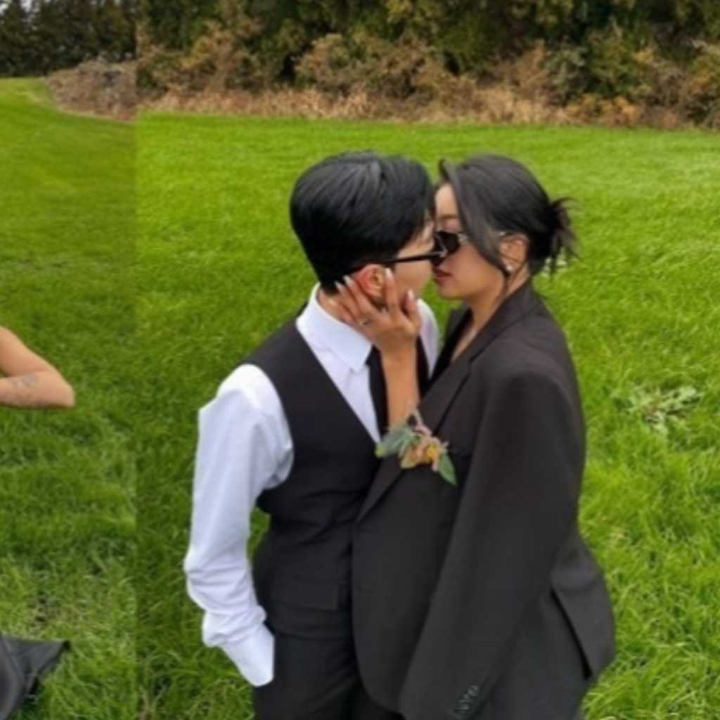 「剛鉄部隊W」出演クァク・ソンヒ、同性のパートナーとのウエディング写真を公開“私たちは一つ”