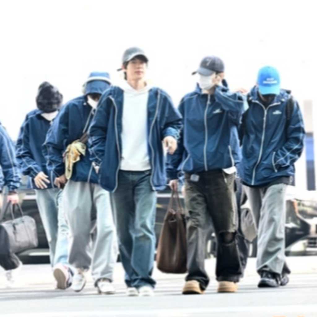 【PHOTO】BTS、カムバック公演を終えてアメリカへ出国！お揃いのジャンパーに注目（動画あり）