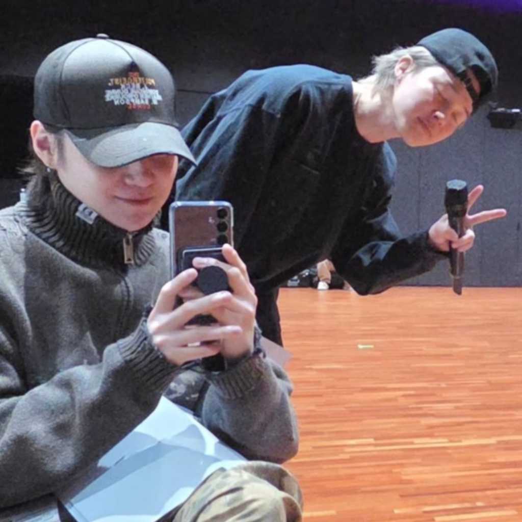 BTSのSUGA、久しぶりのセルフショットが話題！ジミンと練習室で“にっこり”