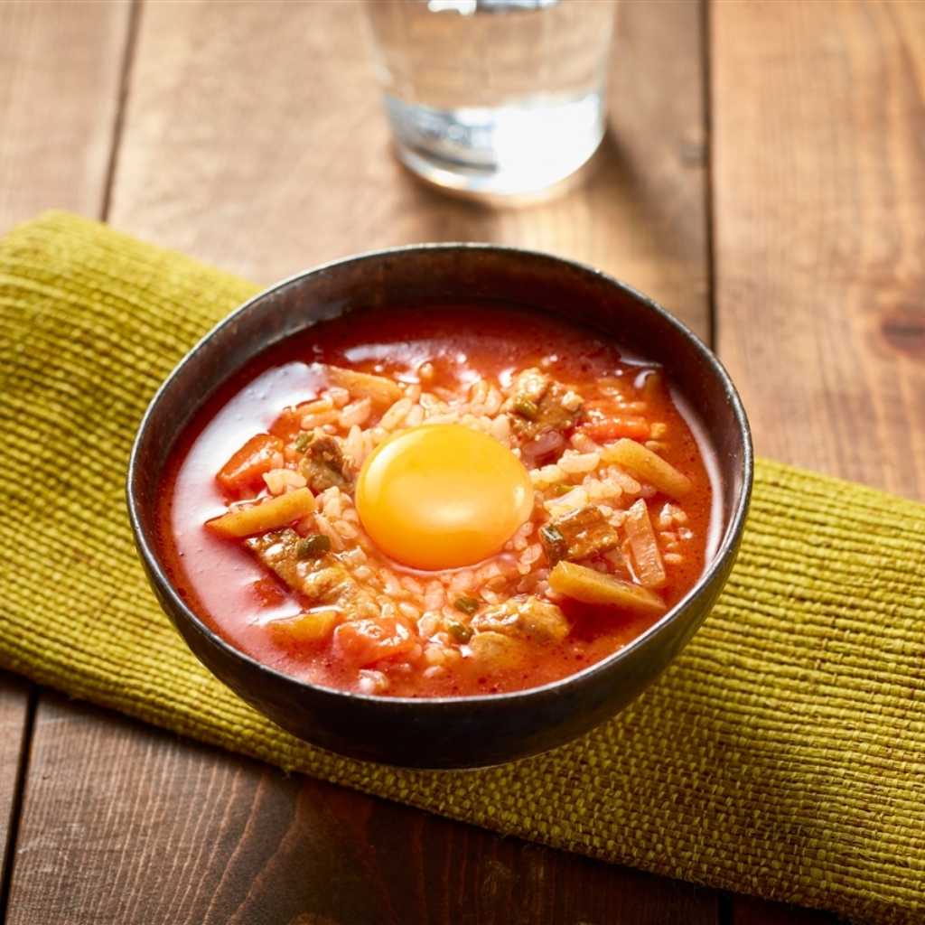 「スープでごちそうごはん」シリーズから“旨辛トマトチゲ”が新登場！8月25日より全国で発売