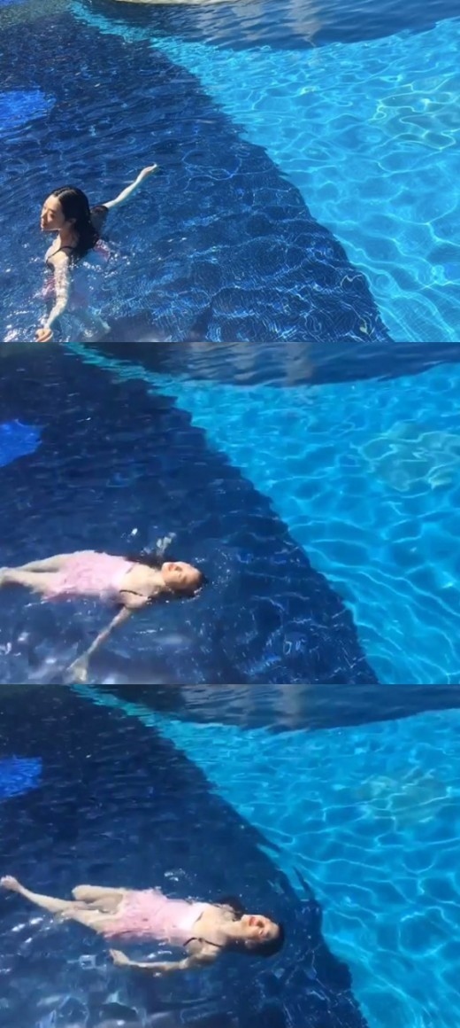 ソルリ プールで遊ぶ桃色の人魚姫 見る人まで涼しくなる映像公開 Kstyle