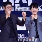 【PHOTO】ヨ・ジング＆ソル・ギョング「西部戦線1953」マスコミ試写会に出席“笑顔でガッツポーズ”