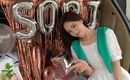 T-ARA ウンジョン、花束とケーキのプレゼントに喜び…ドラマ「愛のクァベギ」撮影現場で記念ショット