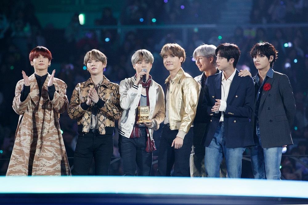 Bts 防弾少年団 坂口健太郎 再会にハグも 19 Mama に日本ファン大熱狂 受賞コメントが話題 Kstyle