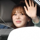 【PHOTO】Red Velvet ウェンディ、ラジオ番組への出演を終え帰宅…車内から挨拶