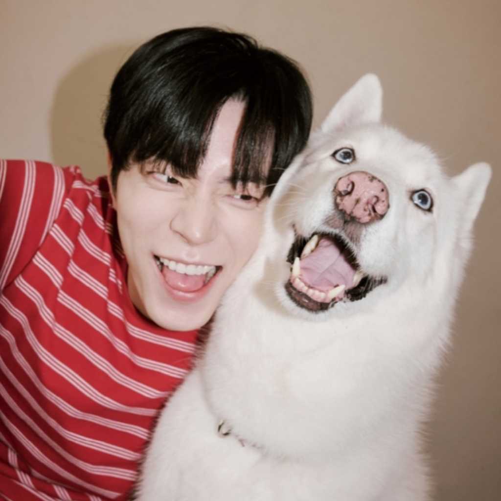 ホン・ジョンヒョン、笑顔がそっくり!?愛犬と撮ったグラビアが話題