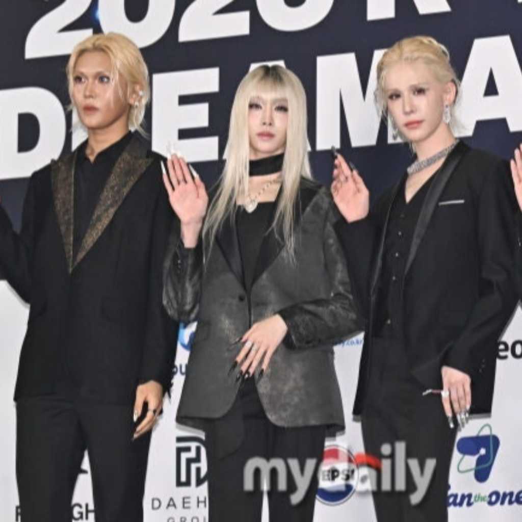 【PHOTO】XLOV「2026 K-WORLD DREAM AWARDS」ブルーカーペットに登場