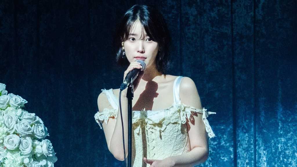 IU、CRUSHと結婚式場でステージ披露！？見つめ合うショットも…コラボ曲「ピグドク」予告イメージ話題