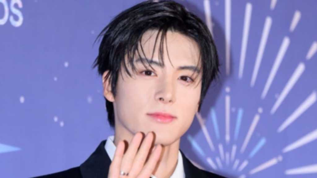 【PHOTO】THE BOYZ エリック「2025 MBC放送芸能大賞」レッドカーペットに登場