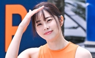 【PHOTO】ソ・ドンジュ、番組収録のため放送局へ…休憩時間に犬の散歩も