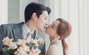 キム・ドンホ＆元HELLOVENUS ユンジョ、ロマンチックなキスも！幸せそうなウエディンググラビアを公開