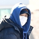 【PHOTO】iKONのBOBBY、ラジオ番組の収録に参加…魅力溢れる笑顔で登場