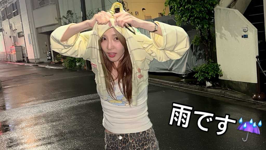 2NE1のDARA、東京の街中に!雨を避ける可愛らしい姿やコンビニを楽しむ滞在ショット公開