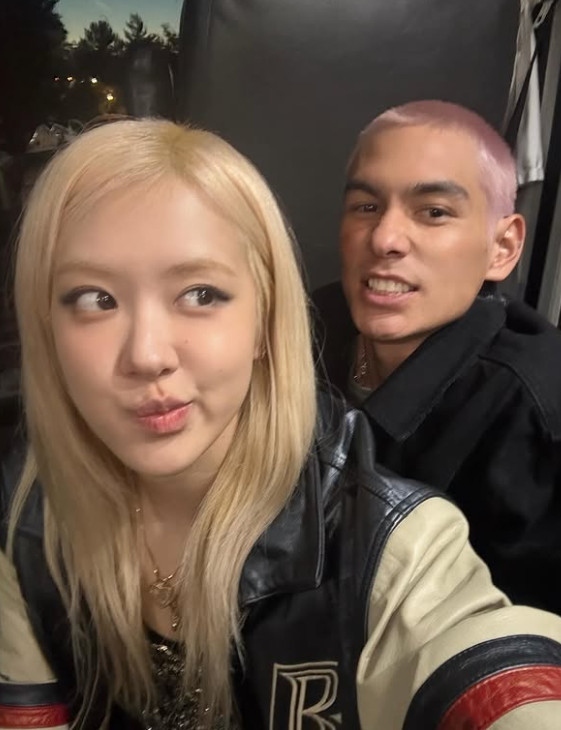 BLACKPINK ロゼ、恋人役で共演したエヴァン・モックと密着ショット…仲