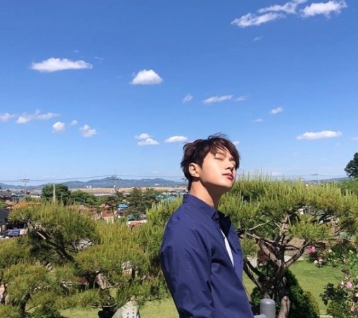 Infinite エル Snsで近況ショットを公開 晴天の下で輝く 男神ビジュアル をアピール Kstyle