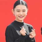 【PHOTO】「メアリと魔女の花」杉咲花、釜山国際映画祭の野外舞台挨拶に登場“キュートな笑顔”