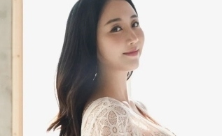天上智喜The GraceのSunday、大きなお腹＆セクシーなシースルー衣装に視線釘付け！出産控えグラビア公開
