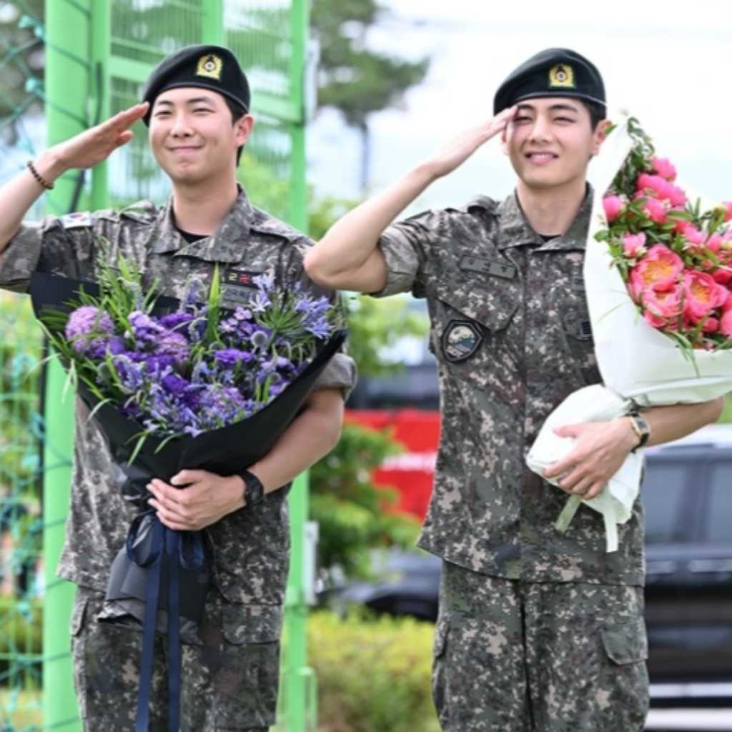 【PHOTO】BTSのRM＆V、喜びのハグも！軍服務を終えて登場…笑顔で除隊の挨拶（動画あり）
