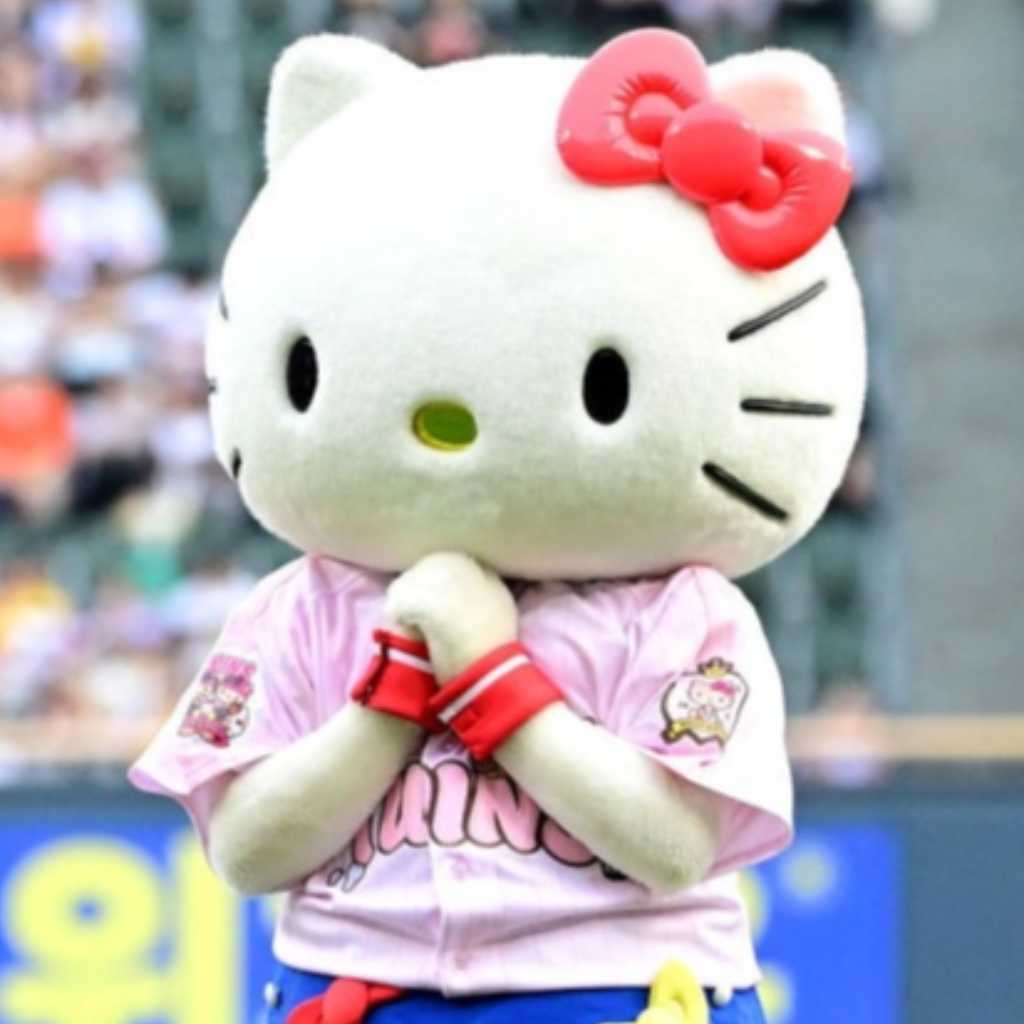 ハローキティ、韓国プロ野球の始球式に登場！LGツインズとのコラボグッズが“可愛すぎる”と話題