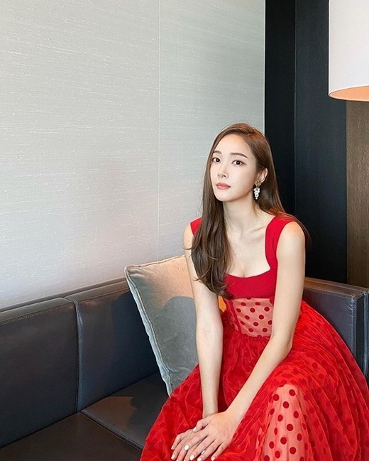 ジェシカ、シックな赤いドレス姿を公開…女神のような美しさ - Kstyle
