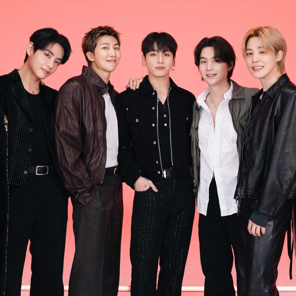 BTSのJ-HOPE、メンバー7人のシルエットで表現した「ARMY」のタトゥー公開!RM&Vの近況ショットにも注目