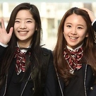 【PHOTO】TWICE チェヨン、ハンリム芸能芸術高校に入学…“先輩”ダヒョンと一緒に登校
