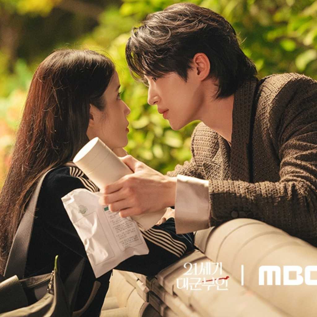 ビョン・ウソク＆IU、キス寸前！？新ドラマ「21世紀の大君夫人」甘い雰囲気のスチールカット公開