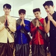 2PM チャンソン＆Jun. K＆ウヨン＆テギョン、タイの伝統衣装を着て記念写真「タイ、愛してる」