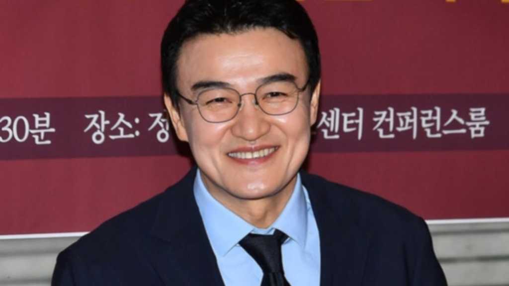 【PHOTO】パク・チュンフン、エッセイ本「後悔しないで」出版記念の記者懇談会に出席