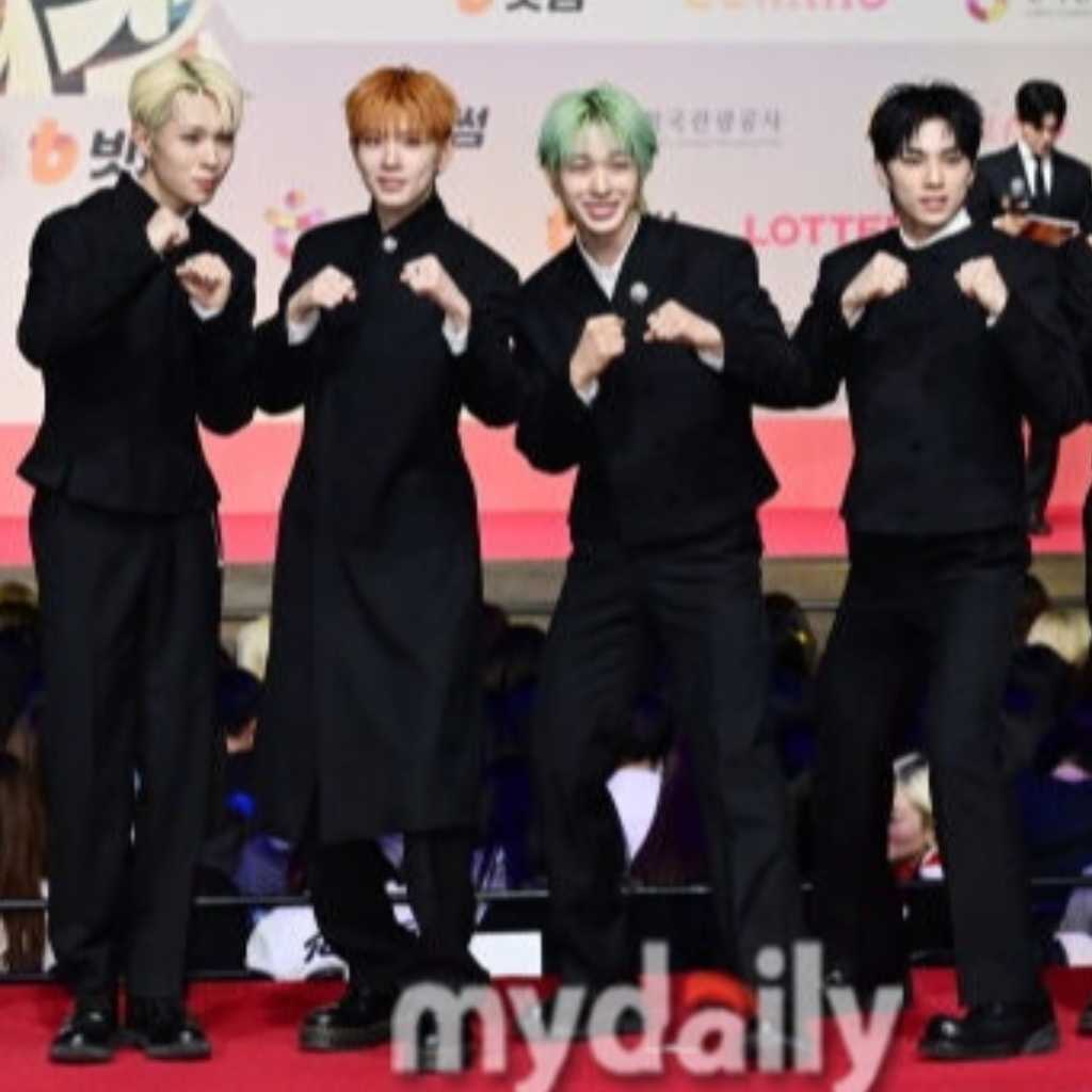 【PHOTO】NEXZ「2025 SBS歌謡大典」レッドカーペットに登場