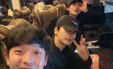 ウ・ドファン、新ドラマ「朝鮮弁護士」で共演のVIXX エン＆イ・ギュソンとネットカフェで笑顔