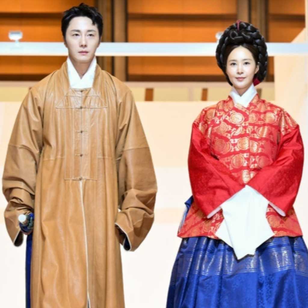 【PHOTO】少女時代 ユリ＆チョン・イル、韓服姿で登場！「2025 韓服商店」開幕式に出席