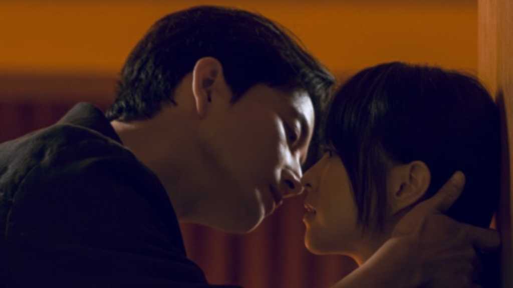 パク・ボヨン＆イ・ヒョヌク、キス寸前！？Disney+「ゴールドランド」スリリングな雰囲気のスチールカット公開