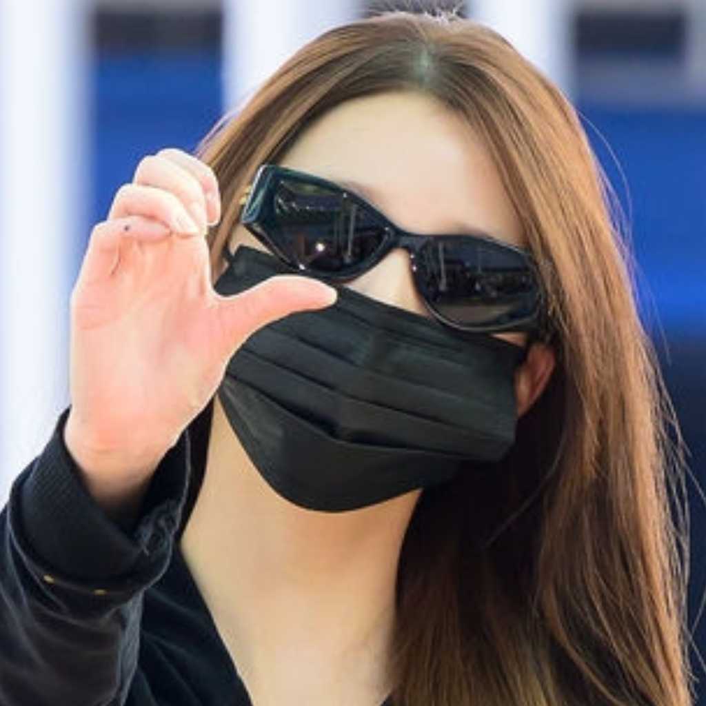 【PHOTO】IVE ウォニョン、海外スケジュールのため出国…ラフなコーデでも抜群の美しさ