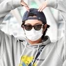 【PHOTO】BTS（防弾少年団）のRM、海外スケジュールのためアメリカへ出国…パーカーに短パン姿で登場（動画あり）