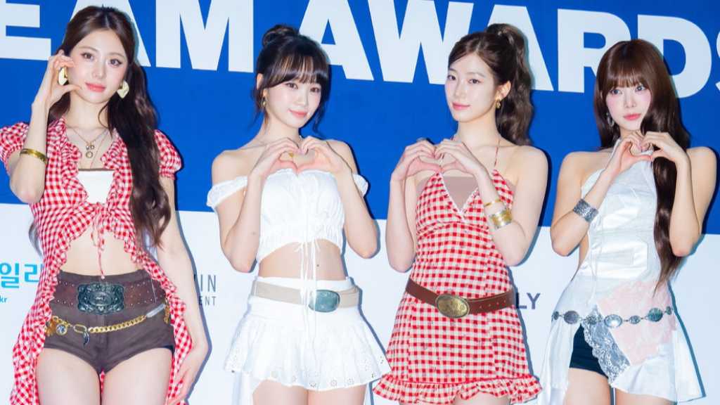 【PHOTO】LE SSERAFIM「2025 K-WORLD DREAM AWARDS」ブルーカーペットに登場