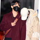 【PHOTO】SEVENTEEN、海外スケジュールのためアメリカへ出国…メンバーの肩に頭を乗せる姿も